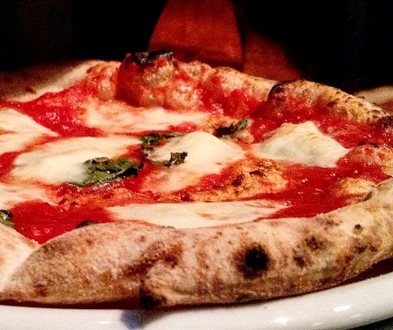 Historia de la pizza: origen, curiosidades y diferencias con la pinsa